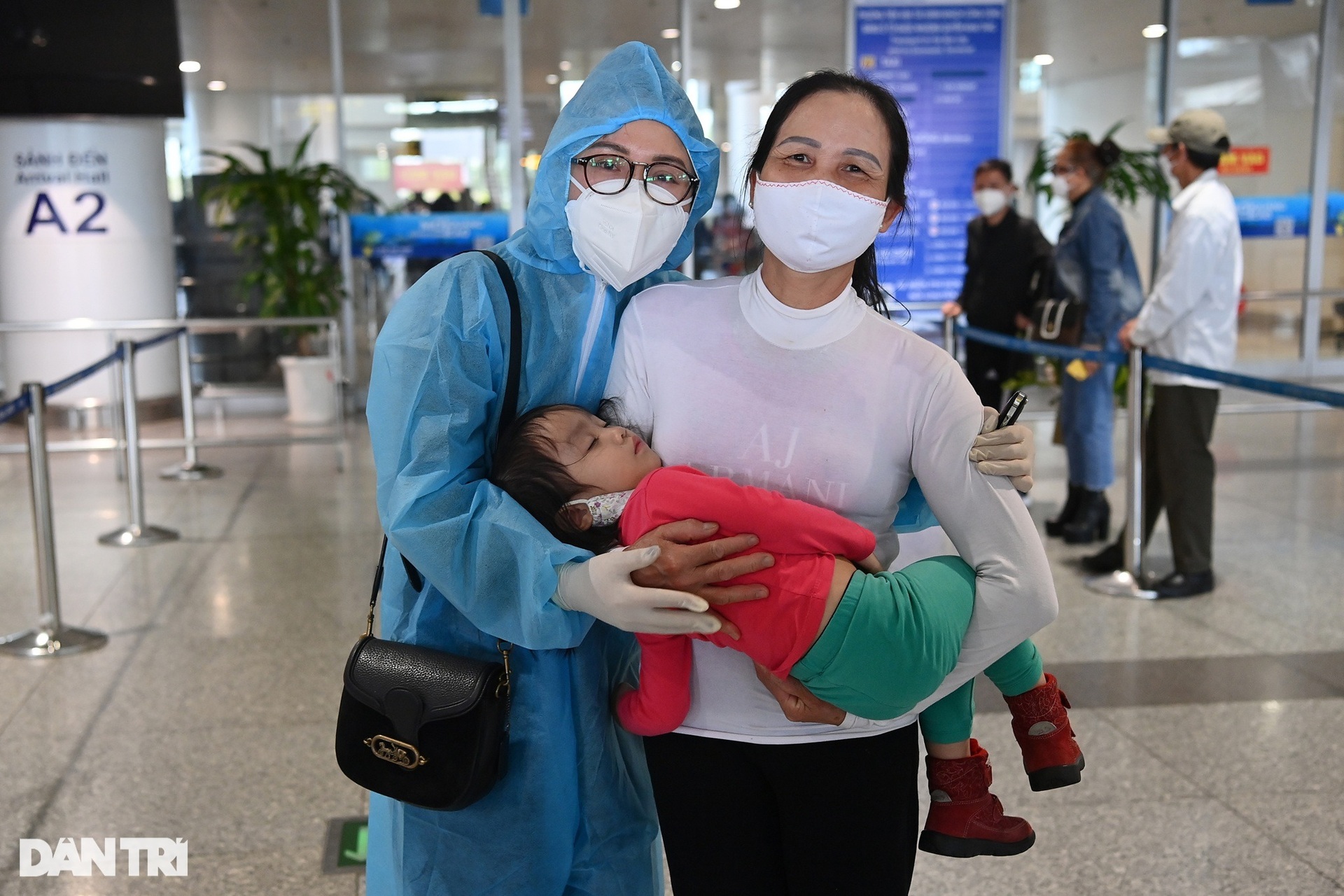 Gương mặt trẻ thơ, cái ôm tràn nước mắt trong chuyến bay giải cứu đầu tiên - 14 Gương mặt trẻ thơ, cái ôm tràn nước mắt trong chuyến bay giải cứu đầu tiên - 14