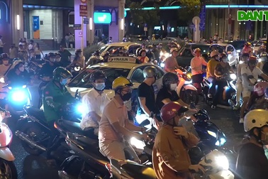 Hàng nghìn xe cộ kẹt cứng ở trung tâm TPHCM