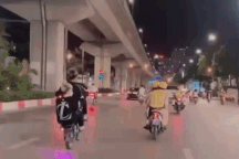 "Quái xế" bốc đầu xe máy trước mặt CSGT Hà Nội