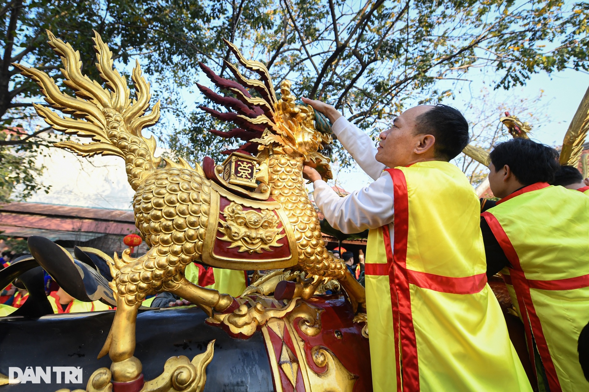 Rước pháo Đồng Kỵ rực rỡ, sôi động mở đầu tháng lễ hội trải khắp miền Bắc - 2 Rước pháo Đồng Kỵ rực rỡ, sôi động mở đầu tháng lễ hội trải khắp miền Bắc - 2