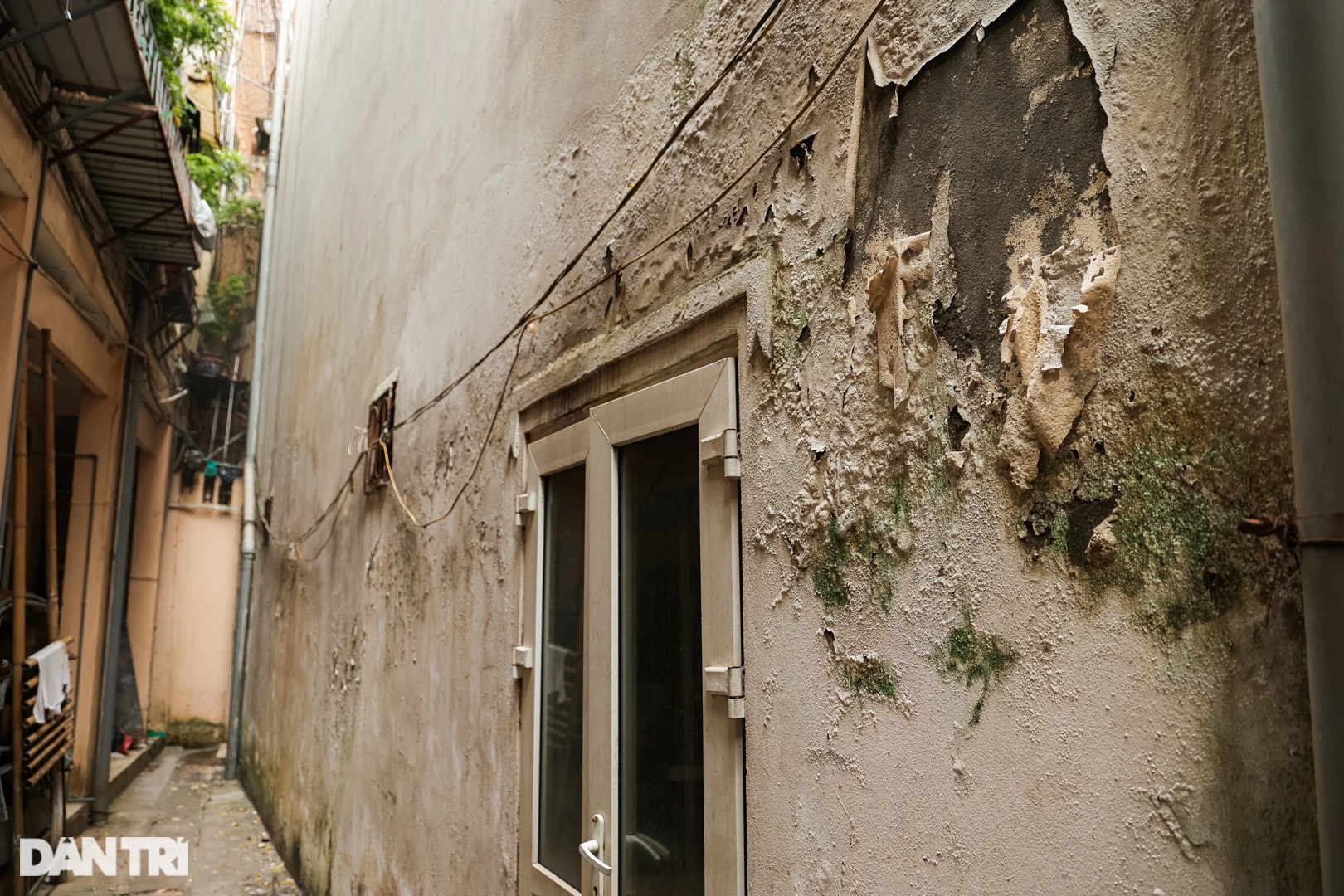 View - Nhà hát Cải lương xuống cấp, tường bong tróc, nghệ sĩ không có thưởng Tết | Báo Dân trí