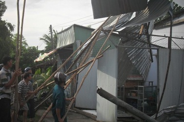 Lốc xoáy làm hơn 30 căn nhà sập và tốc mái