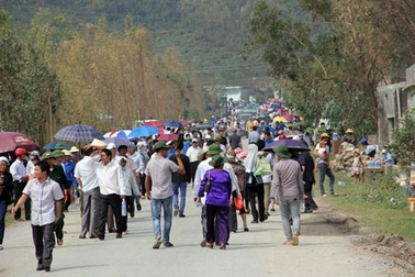 Đông nghịt người đổ về nơi an táng Đại tướng
