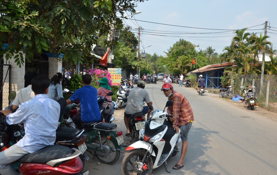 Vụ xả súng bắn chết 4 người: Người dân mặc áo chống đạn hỗ trợ cảnh sát truy tìm nghi phạm - 11 Vụ xả súng bắn chết 4 người: Người dân mặc áo chống đạn hỗ trợ cảnh sát truy tìm nghi phạm - 11