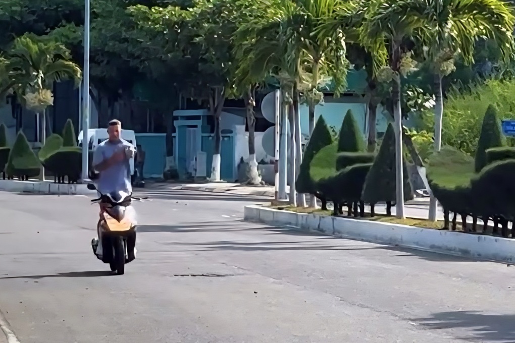 Du khách lái mô tô náo loạn đường phố Nha Trang đã sang Trung Quốc - 2 Du khách lái mô tô náo loạn đường phố Nha Trang đã sang Trung Quốc - 2