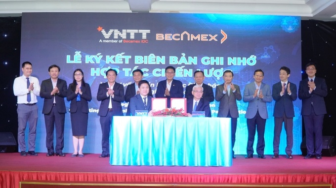 Ông Phạm Ngọc Thuận, Tổng Giám đốc Becamex IDC (ngồi bên phải) và TS Phạm Tuấn Anh, Tổng Giám đốc VNTT; Giám đốc Văn phòng TPTM Bình Dương (ngồi bên trái) ký kết ghi nhớ về chuyển đổi công tác vận hành KCN Becamex thành KCN thông minh.