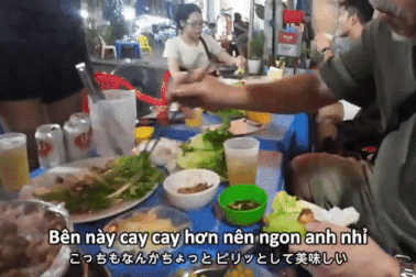 Khách Nhật giật mình tưởng đồ giả khi ăn gà tần đặt trong lon bia ở Hà Nội