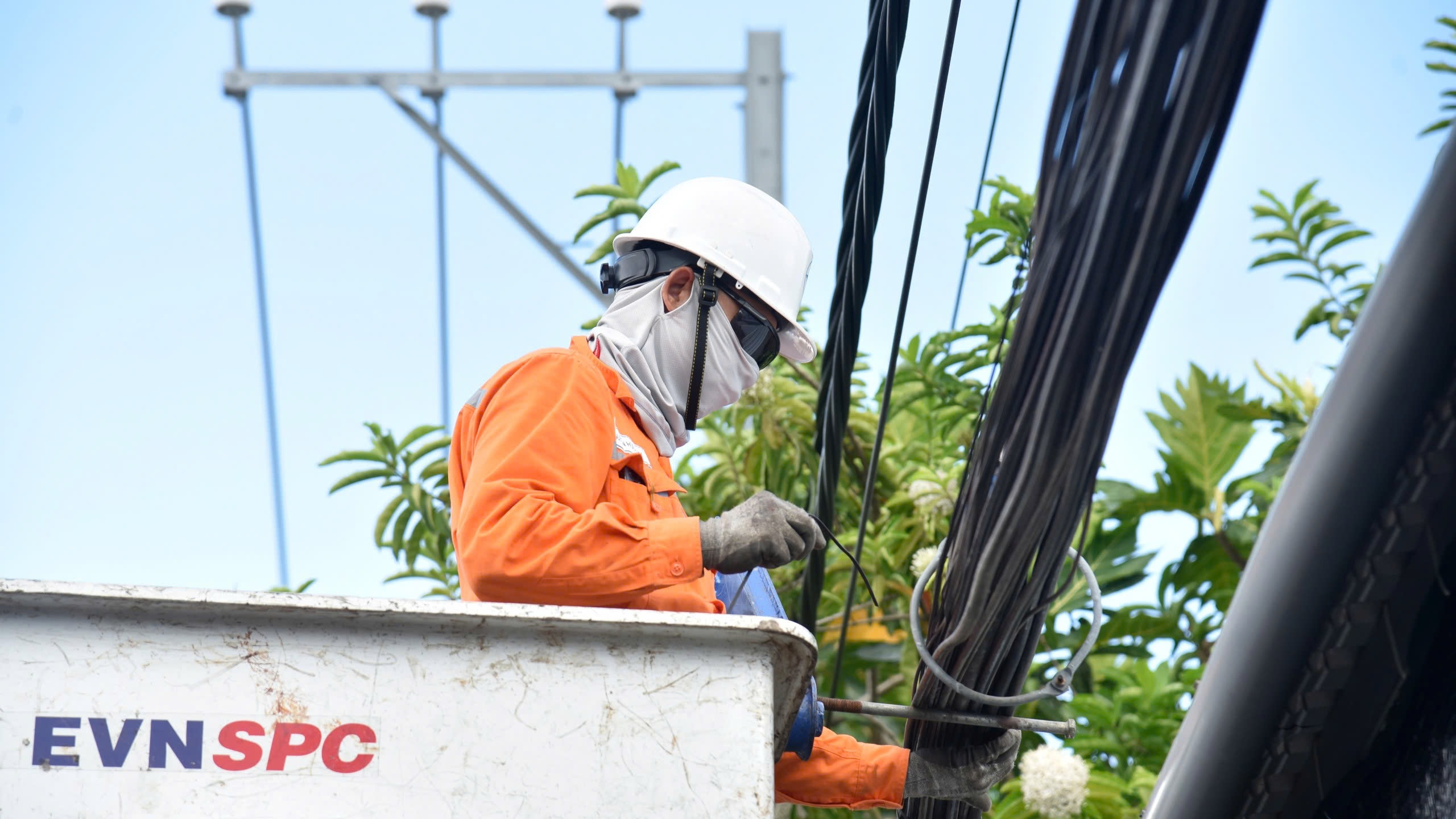 Bó cáp viễn thông treo trên trụ điện