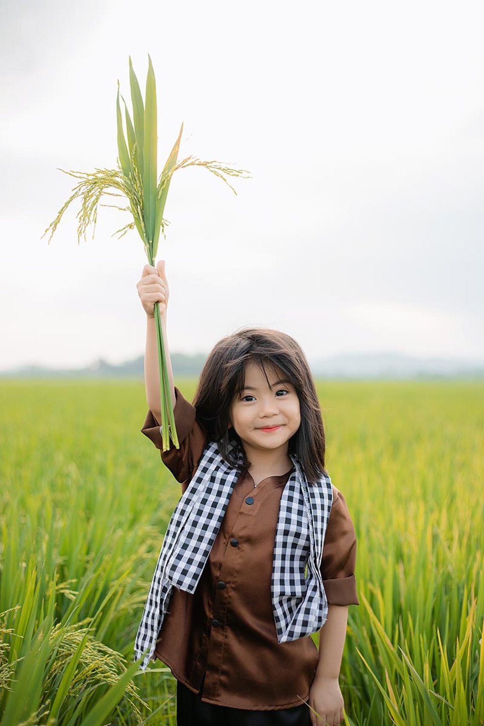 Bé gái xinh như thiên thần trên cánh đồng mùa lúa trổ bông - 8 Bé gái xinh như thiên thần trên cánh đồng mùa lúa trổ bông - 8