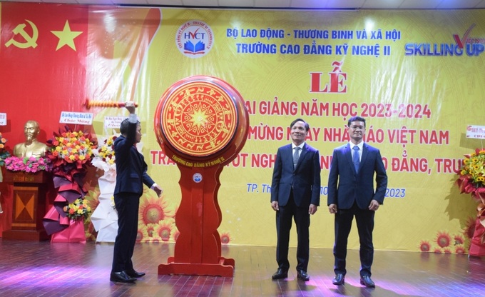 Ban Giám hiệu Trường HVCT đánh trống khai giảng năm học mới 2023 - 2024.