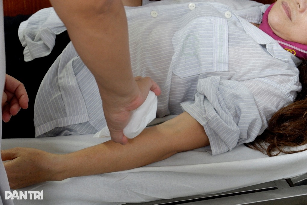 Sau bữa tiệc cá chình, 8 người phải nhập viện cấp cứu - 5 Sau bữa tiệc cá chình, 8 người phải nhập viện cấp cứu - 5