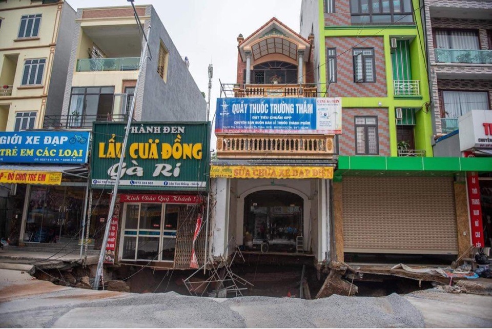 Cận cảnh hố tử thần sâu 5m nuốt nhà dân ở Hà Nội - 2 Cận cảnh hố tử thần sâu 5m nuốt nhà dân ở Hà Nội - 2