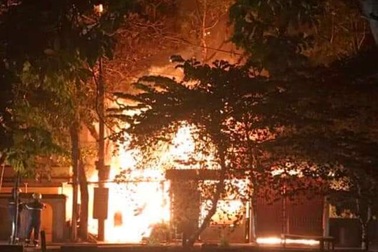 Cháy xưởng gỗ, lửa lan sang quán cà phê và tiệm cắt tóc