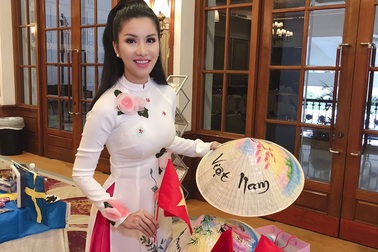 Loan Vương diện áo dài, nón lá giới thiệu về Việt Nam tại Mrs International 2018