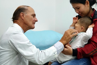 Chuyên gia cắt khối bướu khổng lồ 90kg cho bệnh nhân trở lại Việt Nam phẫu thuật từ thiện