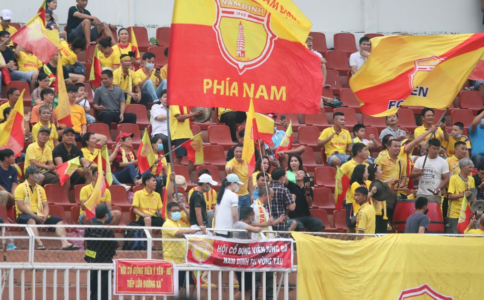 Công Phượng tỏa sáng, CLB TPHCM vươn lên thứ 3 bảng xếp hạng V-League - 5 Công Phượng tỏa sáng, CLB TPHCM vươn lên thứ 3 bảng xếp hạng V-League - 5