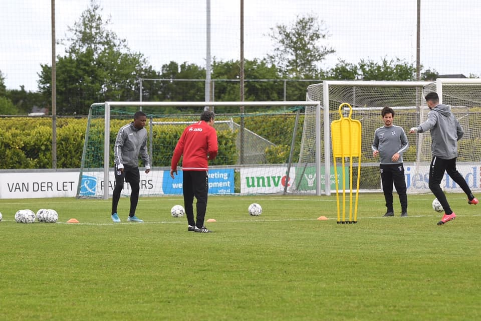 Đáp trả những chỉ trích, Văn Hậu rạng rỡ trên sân tập cùng SC Heerenveen - 5 Đáp trả những chỉ trích, Văn Hậu rạng rỡ trên sân tập cùng SC Heerenveen - 5