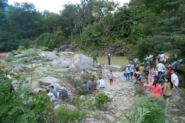 Đi tắm suối mừng đỗ tốt nghiệp, 2 học sinh tử vong