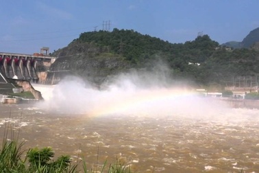 Mực nước hồ thủy điện Hòa Bình vượt cao trình 100m, 18h tối nay xả lũ