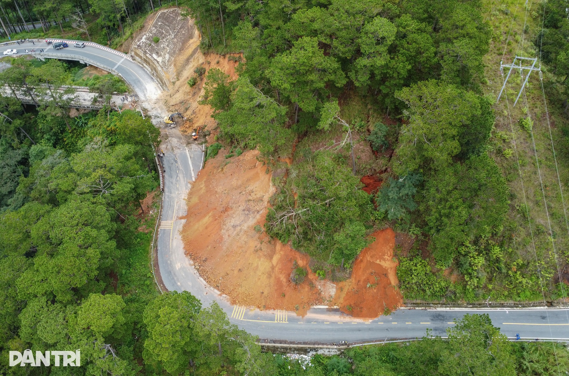 Đèo nối Đà Lạt với vùng biển Khánh Hòa sạt lở, mặt đường rạn nứt - 1 Đèo nối Đà Lạt với vùng biển Khánh Hòa sạt lở, mặt đường rạn nứt - 1