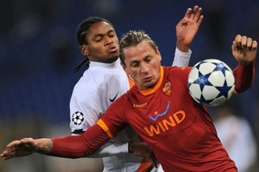 AC Milan “lôi kéo” thành công trung vệ Mexes?