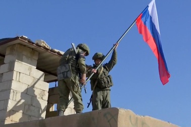 Quân cảnh Nga rầm rộ tiếp quản tiền đồn Mỹ bỏ lại tại Syria