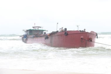 Cứu tàu hàng mắc cạn trên biển cùng 3 thuyền viên vào bờ an toàn