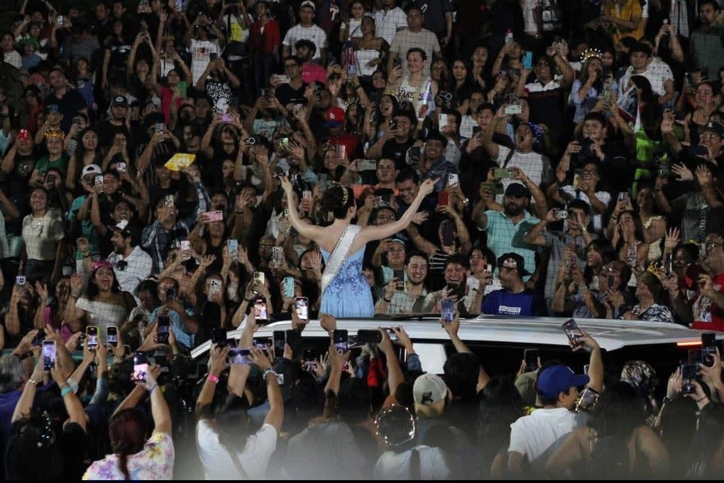 Tân Hoa hậu Hoàn vũ được biển người chào đón khi trở về nước - 2 Tân Hoa hậu Hoàn vũ được biển người chào đón khi trở về nước - 2