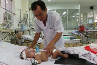 Bạn đọc ủng hộ gần 350 triệu đồng giúp bé trai bị bệnh uốn ván