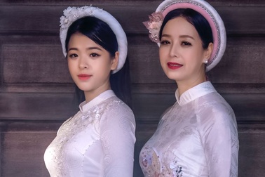 NSƯT Chiều Xuân và con gái út đẹp dịu dàng trong tà áo dài