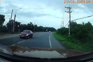 Nối đuôi nhau lấn làn vượt ẩu, ô tô tải như muốn "triệt hạ" xe đối diện