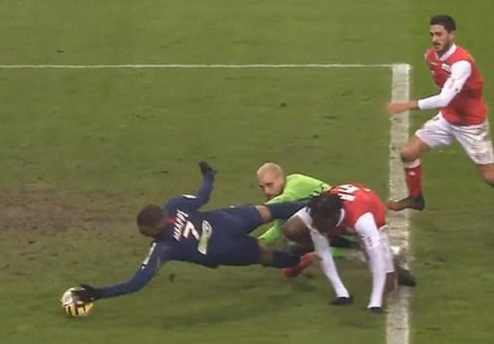 Màn ghi bàn bằng tay “lỗi”, đáng xấu hổ của Mbappe - 1 Màn ghi bàn bằng tay “lỗi”, đáng xấu hổ của Mbappe - 1