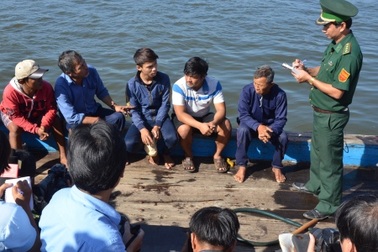 5 ngư dân bị tàu Trung Quốc hất xuống biển về đất liền an toàn