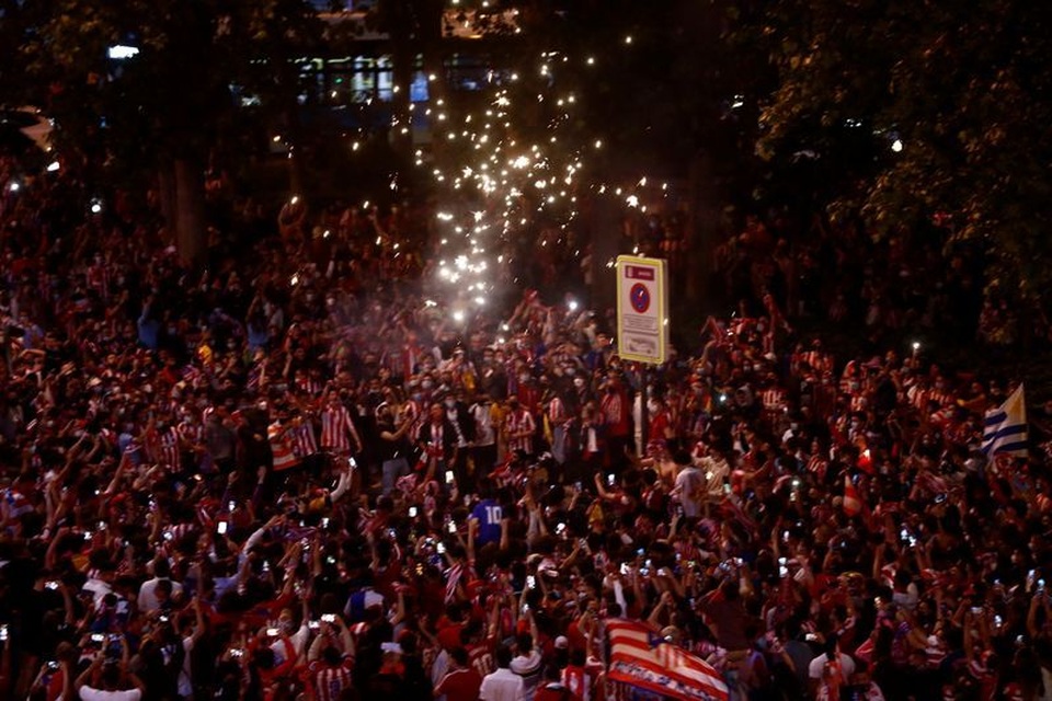 Cổ động viên trẻ qua đời trong khi ăn mừng Atletico Madrid vô địch - 13 Cổ động viên trẻ qua đời trong khi ăn mừng Atletico Madrid vô địch - 13