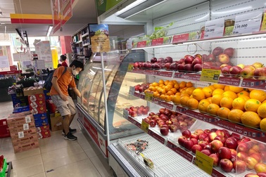 TPHCM: Ngày đầu giãn cách, hàng hóa đầy siêu thị, người mua thưa thớt