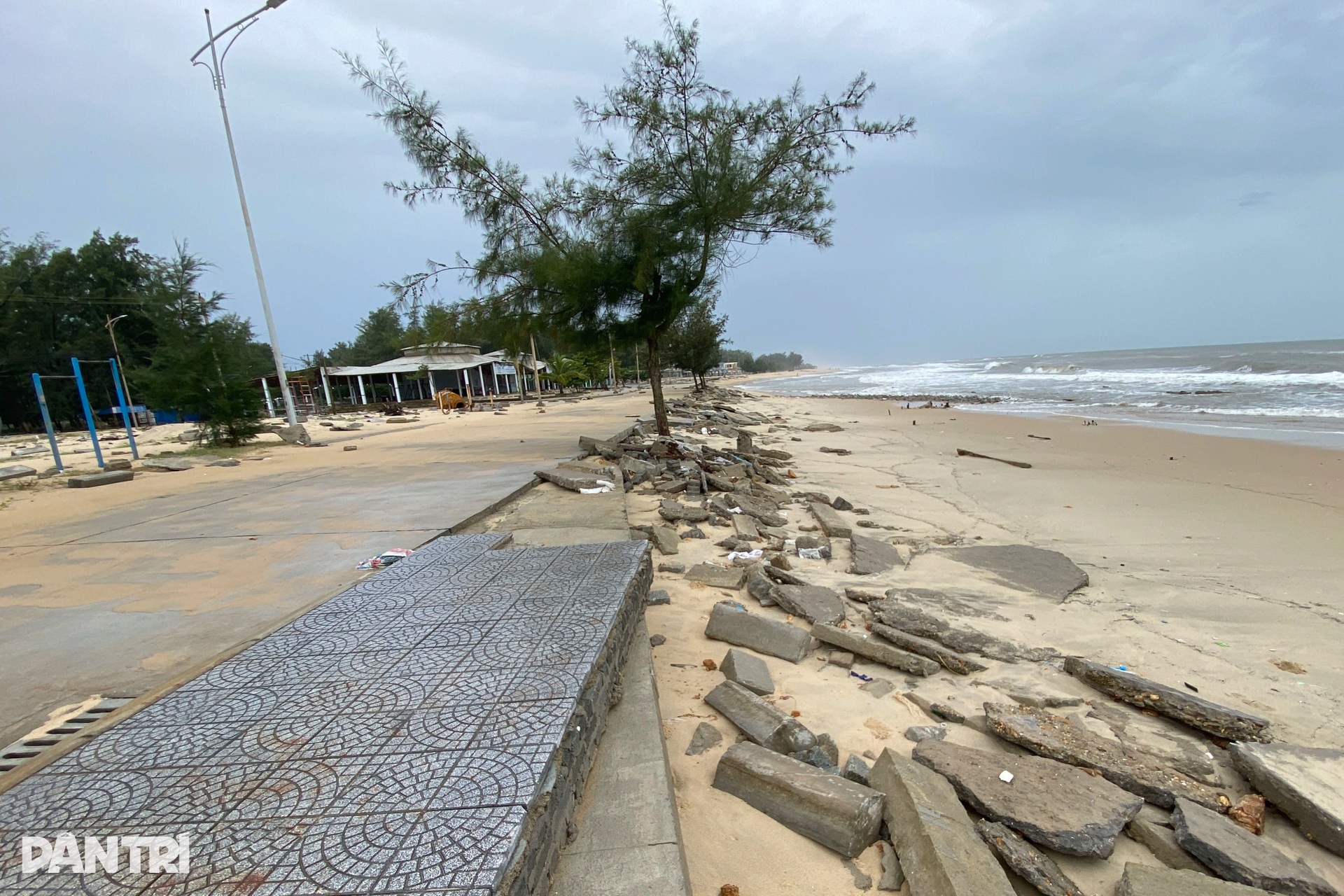 Bãi tắm vừa hồi sinh lại tan hoang sau bão Bualoi - 7