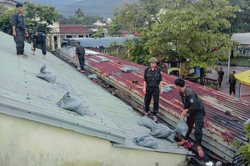 Cảnh sát cơ động, đặc nhiệm, CSGT giúp người dân chống bão - 3 Cảnh sát cơ động, đặc nhiệm, CSGT giúp người dân chống bão - 3