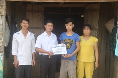 Trao thêm 80 triệu đồng bạn đọc giúp cậu bé mắc bệnh ung thư hiểm nghèo