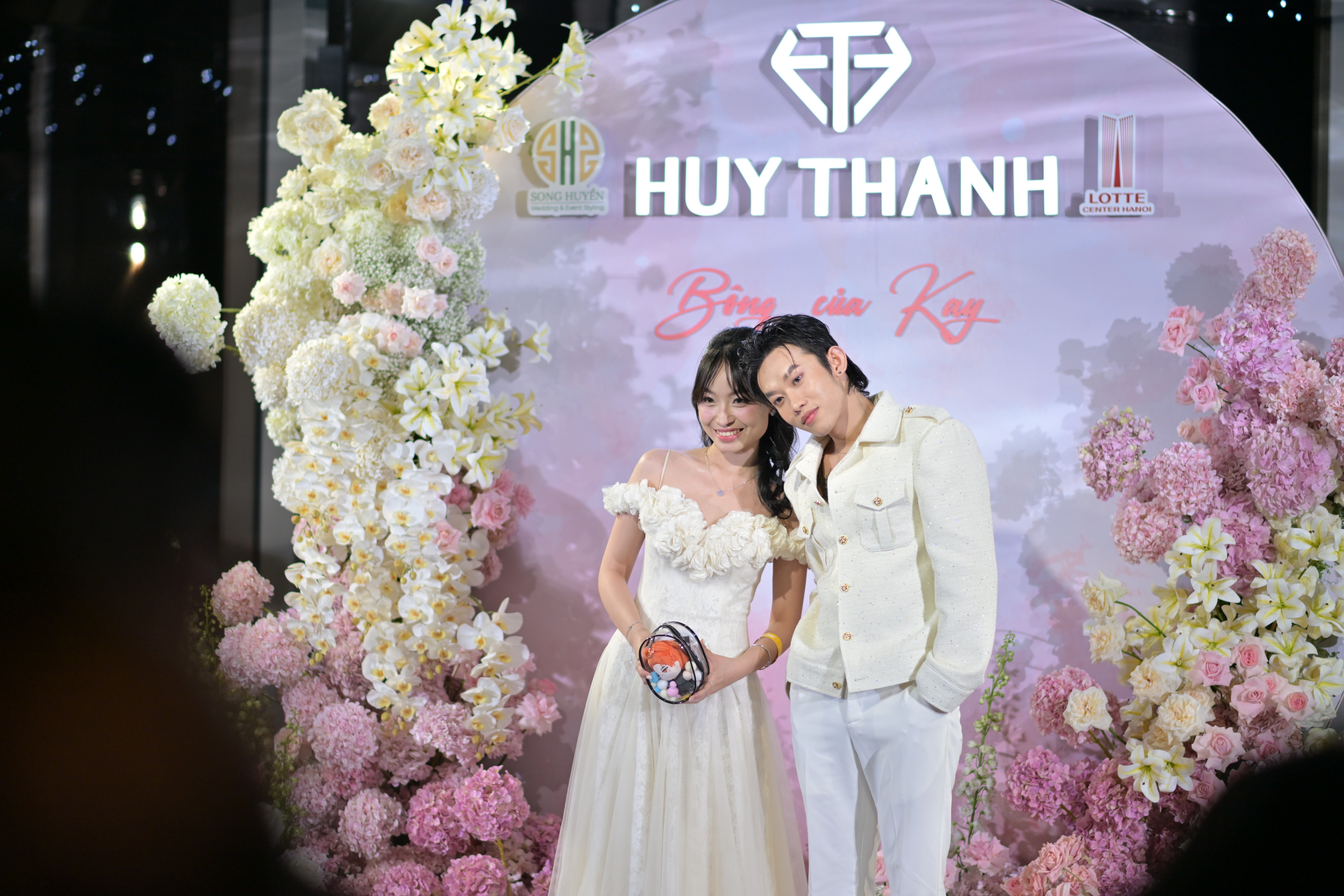 150 fan nữ hóa thân thành cô dâu tham dự sự kiện ký tặng của Kay Trần - 1