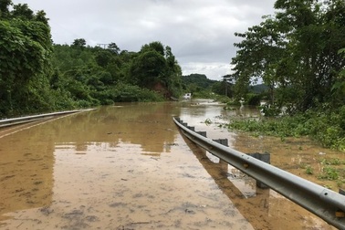 Di dời khẩn cấp 200 hộ dân, nhiều xã bị cô lập chưa thể tiếp cận