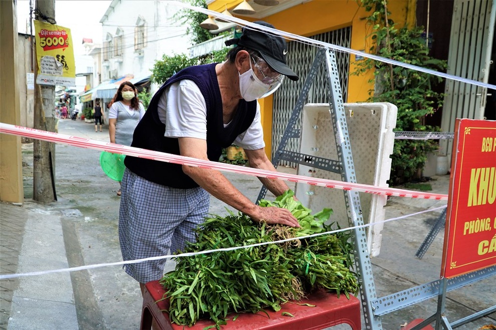 Anh thợ cắt tóc rủ mẹ và vợ trồng rau sạch tặng bà con trong khu phong tỏa - 5 Anh thợ cắt tóc rủ mẹ và vợ trồng rau sạch tặng bà con trong khu phong tỏa - 5