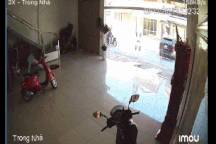 Sự cố "dở khóc, dở cười" khi lùi xe vào nhà "gây sốt" cộng đồng mạng