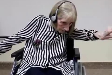 Phản ứng của cựu vũ công ba lê bị mất trí nhớ khi nghe bản nhạc quen thuộc