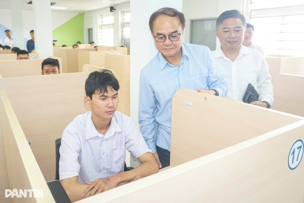 Thứ trưởng Bộ Nội vụ trực tiếp giám sát kỳ thi tiếng Hàn tại Đà Nẵng - 2 Thứ trưởng Bộ Nội vụ trực tiếp giám sát kỳ thi tiếng Hàn tại Đà Nẵng - 2