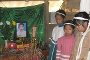 Ba đứa trẻ mồ côi mẹ vào mồng 2 Tết