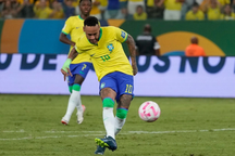 Neymar tỏa sáng, Brazil vẫn mất ngôi đầu bảng về tay Argentina