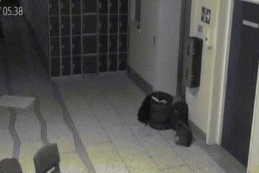 Xôn xao cảnh "bóng ma" phá hoại trường học Ireland