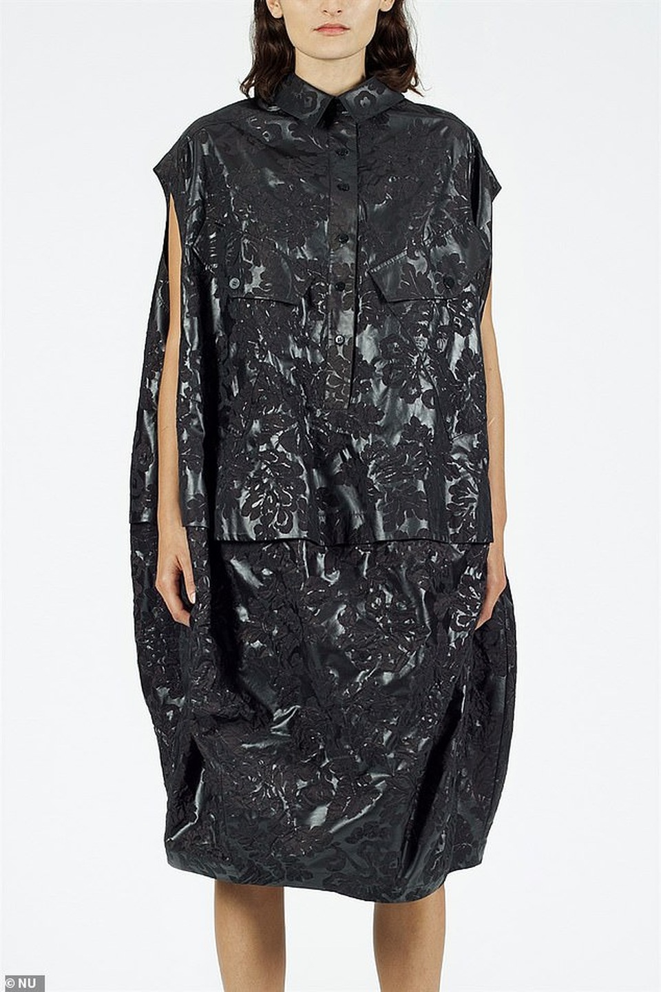 Váy như... túi nhựa đựng rác có giá hơn 15 triệu đồng - 1 Váy như... túi nhựa đựng rác có giá hơn 15 triệu đồng - 1