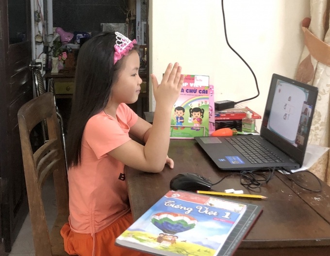 Học sinh lớp 1 học online trong thời gian phòng, chống dịch bệnh Covid-19.