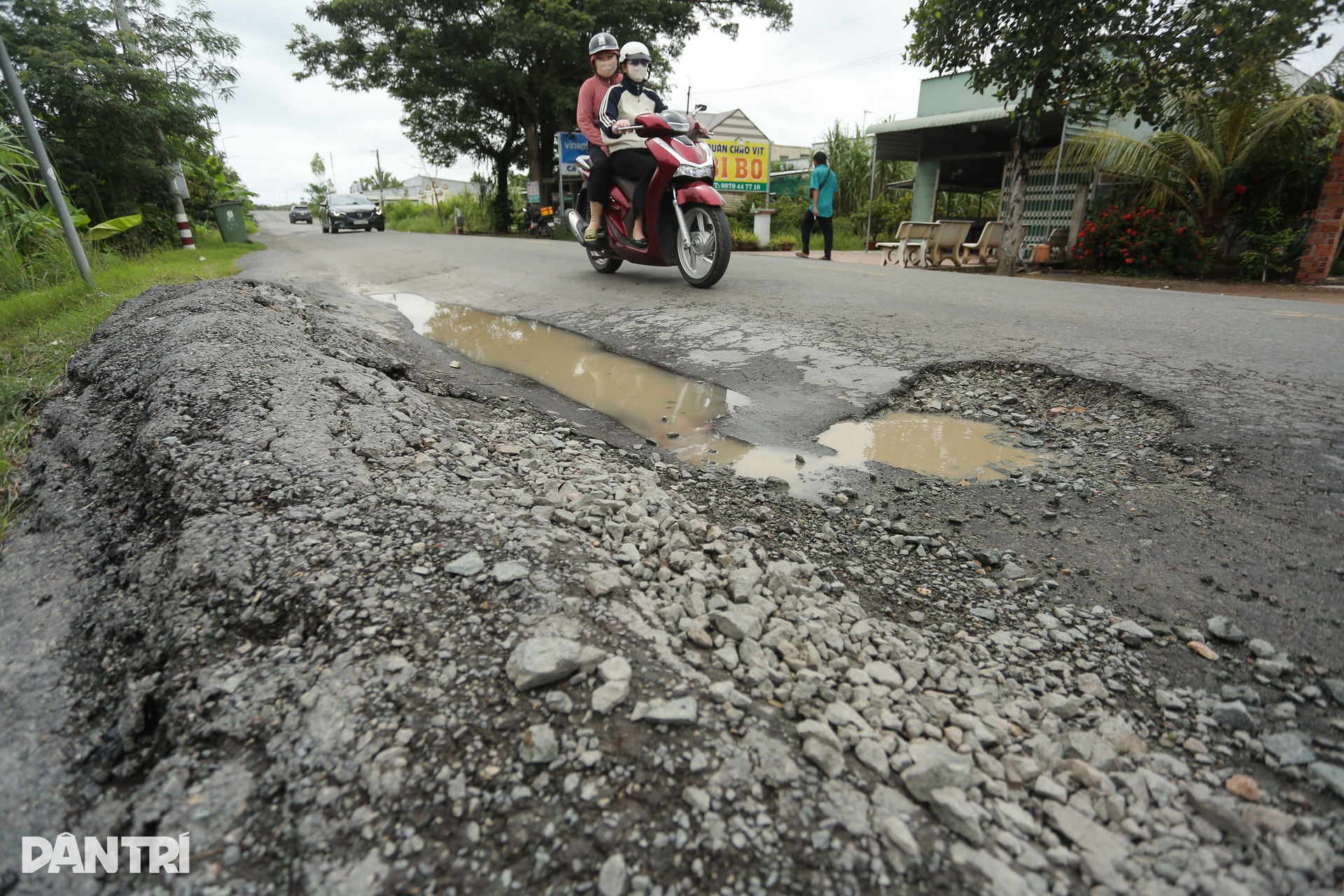 Quốc lộ 62 ở Tây Ninh xuống cấp nghiêm trọng, mặt đường chi chít “ổ gà” - 2 Quốc lộ 62 ở Tây Ninh xuống cấp nghiêm trọng, mặt đường chi chít “ổ gà” - 2